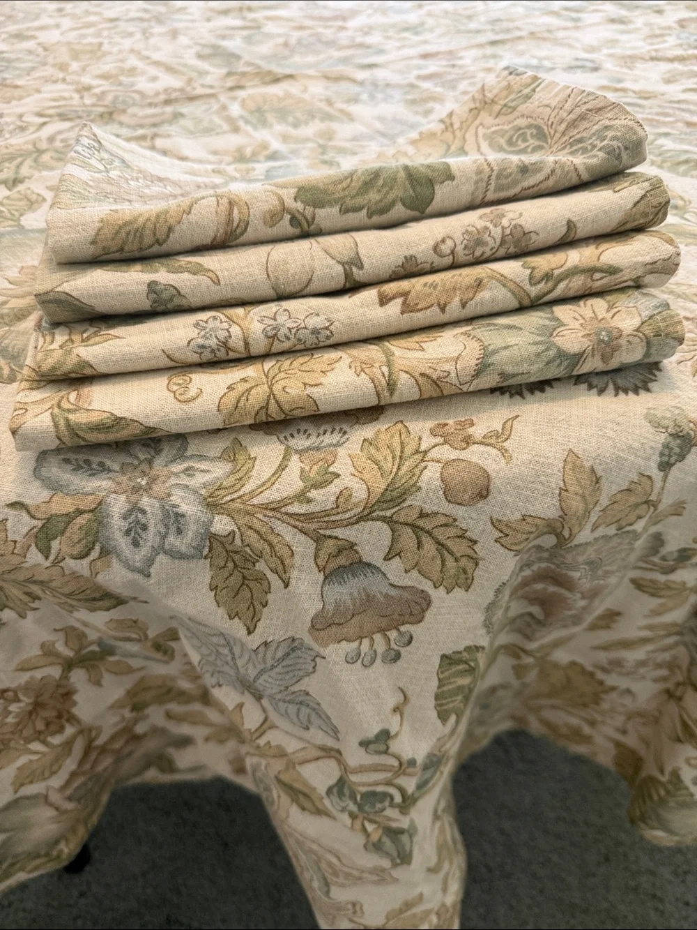 Vintage Linen Blend 65” Round Tablecloth and 4 19” Napkins, Botanical Print